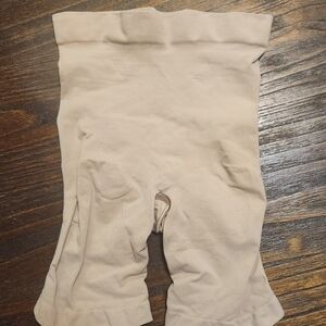 SKIMS Seamless Highwaisted Sculpting Shorts NWOT size SMALL